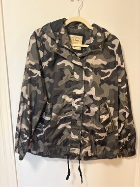 Camo jacket light weight spring fall size Large Olive Green